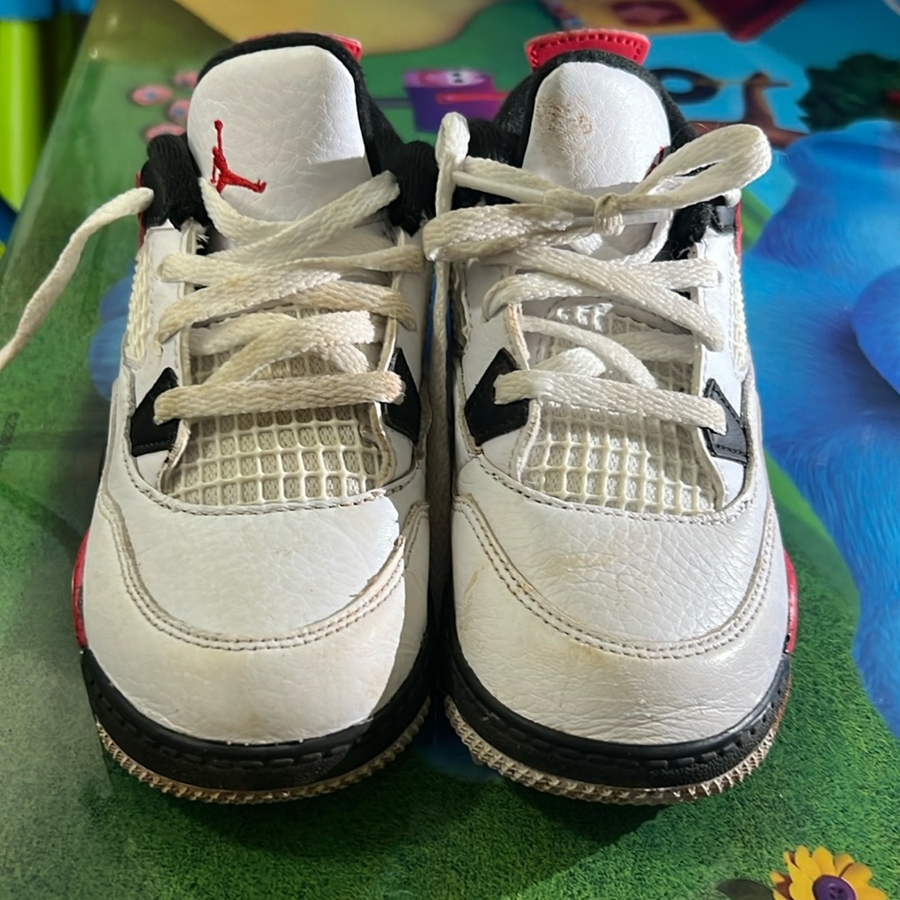 AIR JORDAN (BARELY WORN)